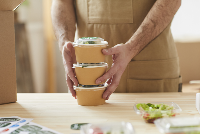 What are the advantages of disposable tableware?